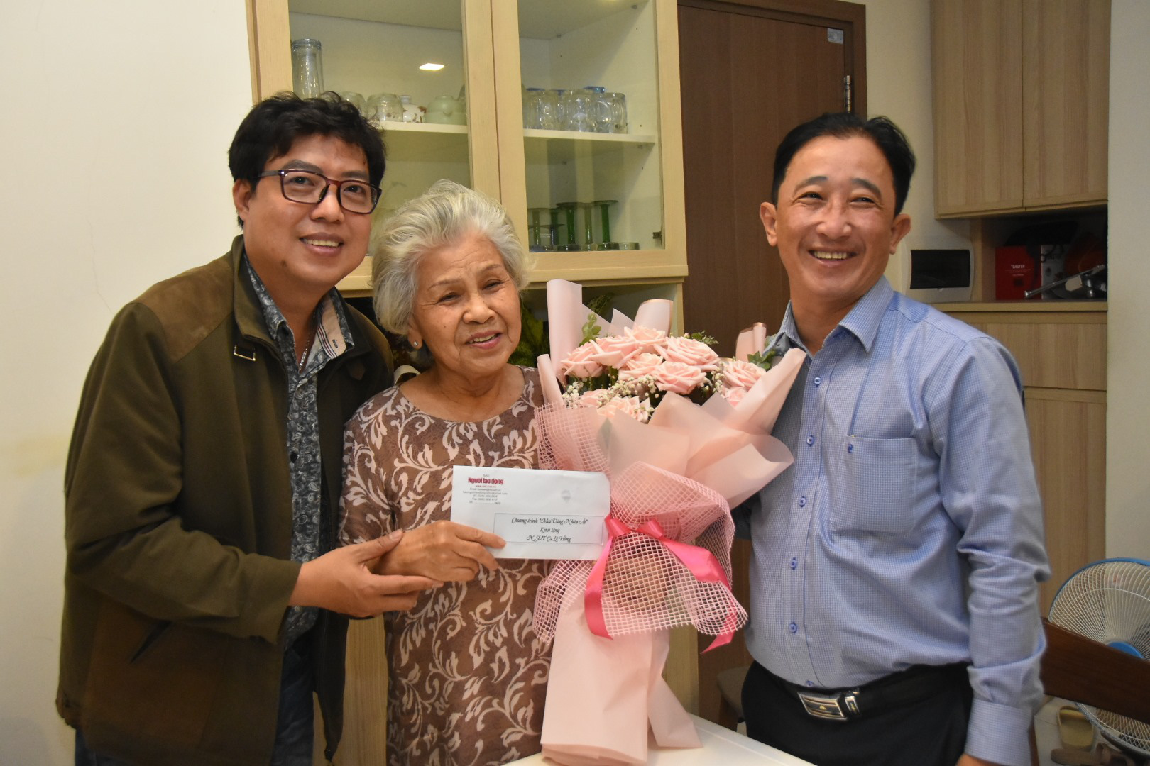 "Mai Vàng nhân ái" thăm NSƯT Ca Lê Hồng sau ca phẫu thuật viêm túi mật