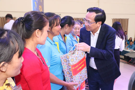 Nhiều hoạt động chăm lo Tết cho công nhân khó khăn - Ảnh 1.