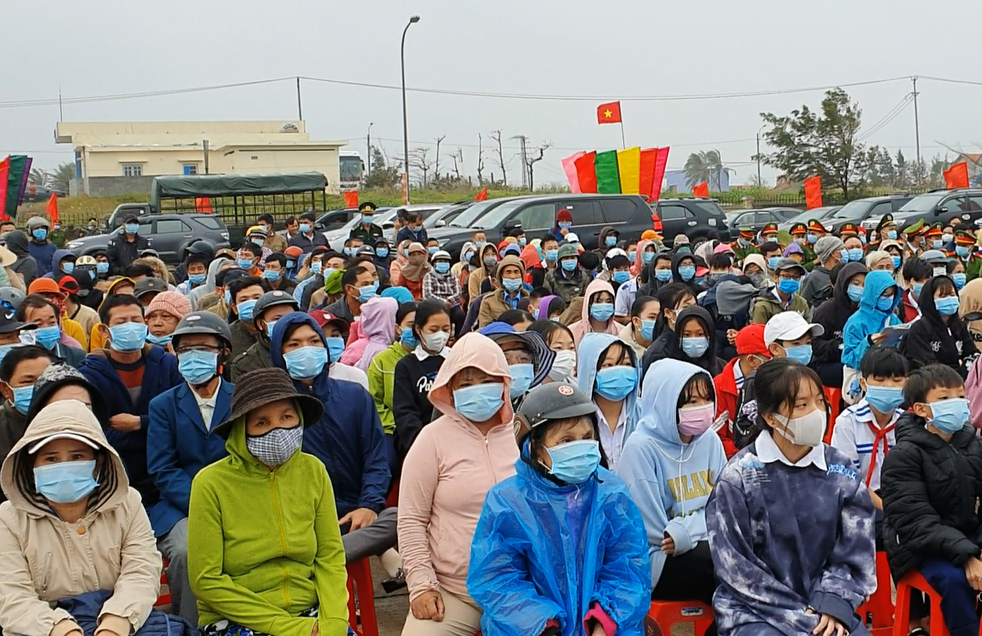 Đội mưa, gi&aacute; r&eacute;t nghe h&agrave;o kh&iacute; &ldquo;V&igrave; chủ quyền biển, đảo của Tổ quốc&rdquo; - Ảnh 2.
