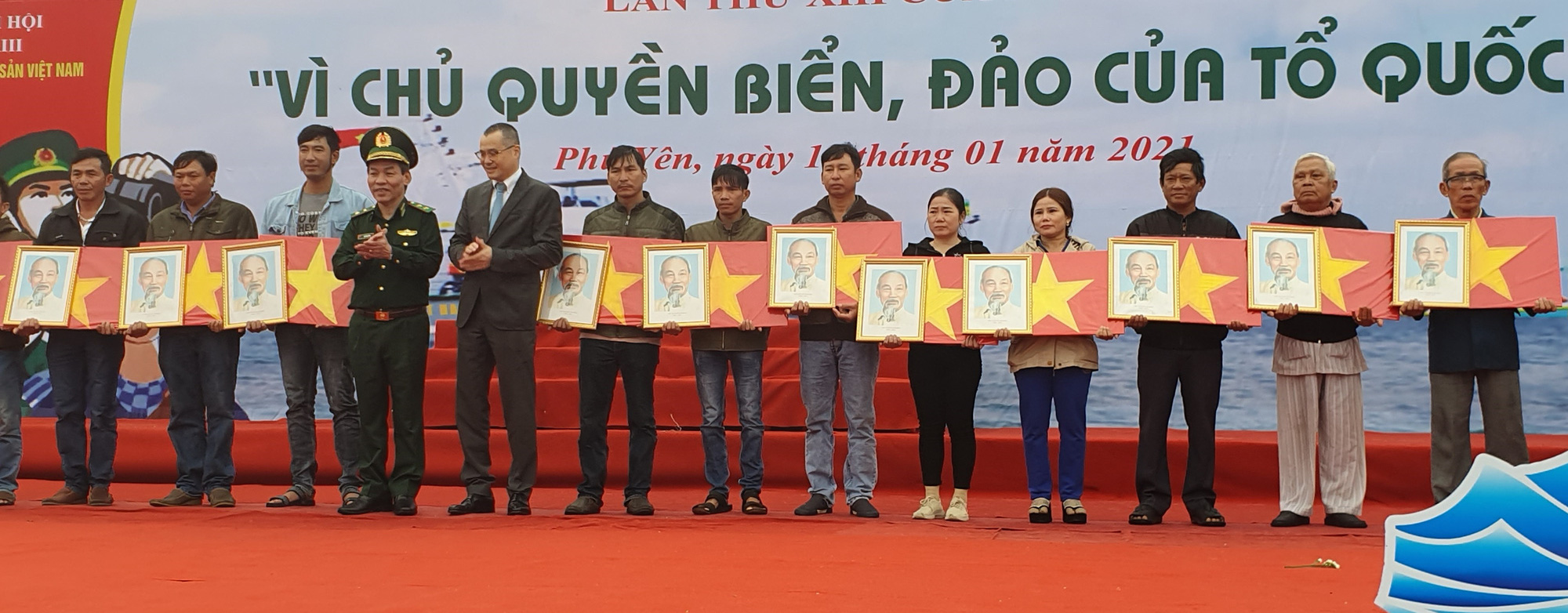 Đội mưa, gi&aacute; r&eacute;t nghe h&agrave;o kh&iacute; &ldquo;V&igrave; chủ quyền biển, đảo của Tổ quốc&rdquo; - Ảnh 5.