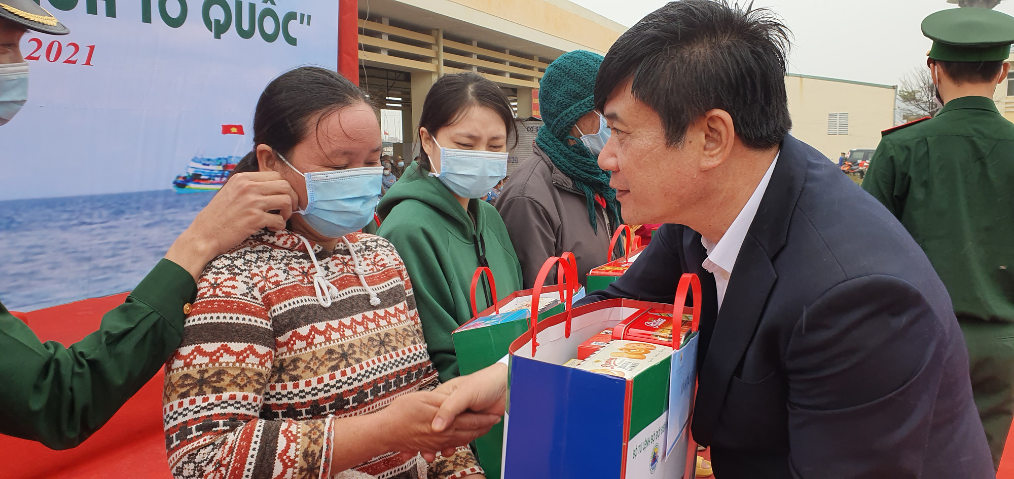 Đội mưa, gi&aacute; r&eacute;t nghe h&agrave;o kh&iacute; &ldquo;V&igrave; chủ quyền biển, đảo của Tổ quốc&rdquo; - Ảnh 6.