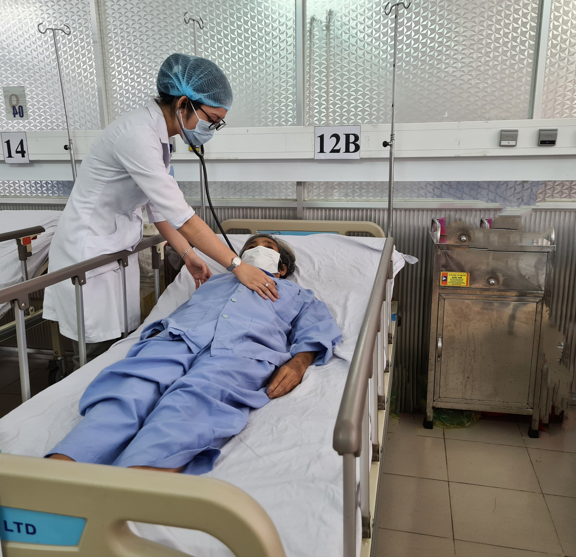 Cụ b&agrave; su&yacute;t mất mạng v&igrave; khối u to c&oacute; cuống trong tim - Ảnh 2.