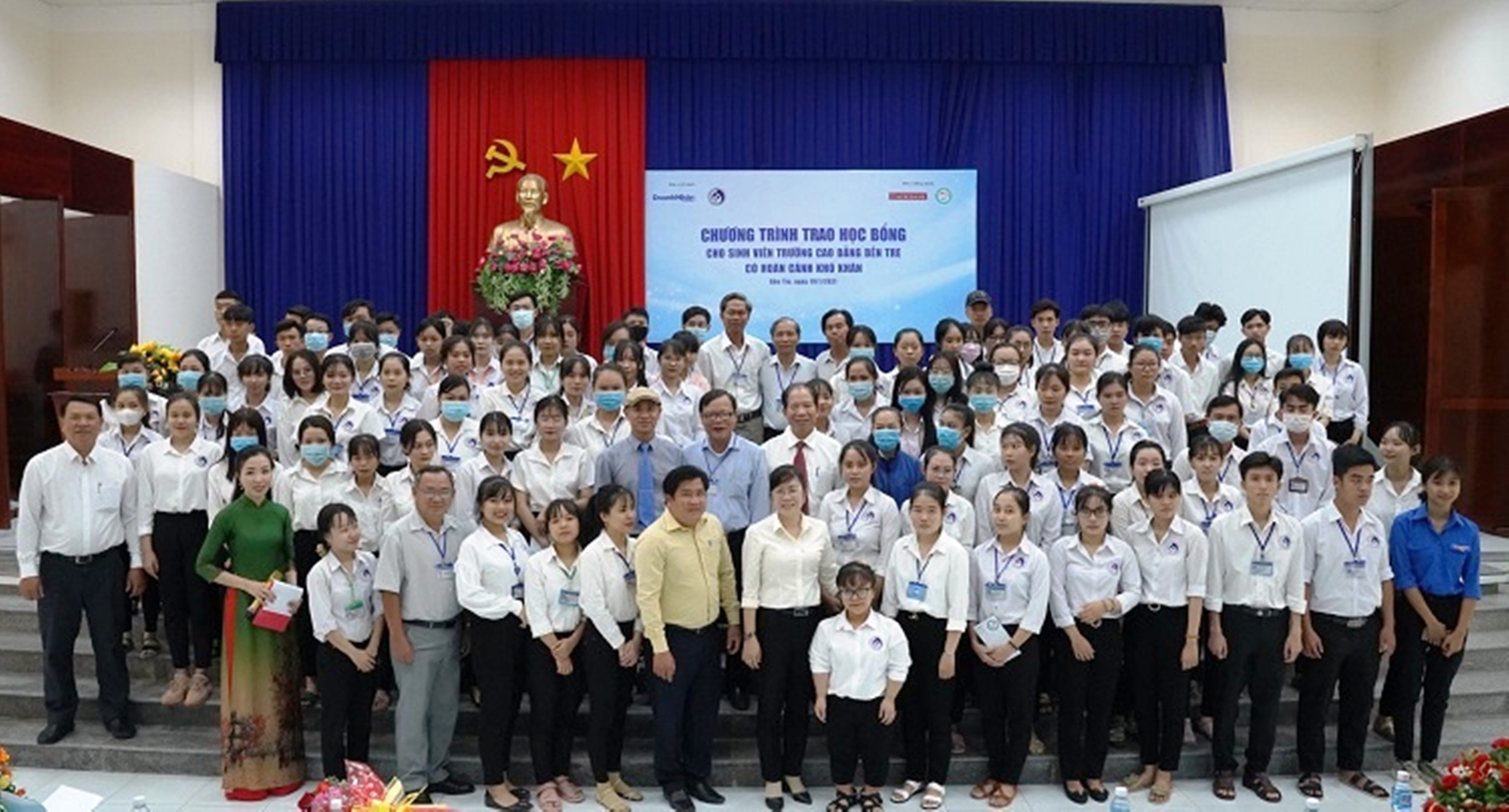 Trao 100 suất học bổng cho sinh viên tỉnh Bến Tre