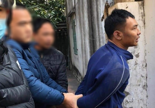 Vào tiệm vàng dùng dao khống chế nhân viên để cướp giữa ban ngày