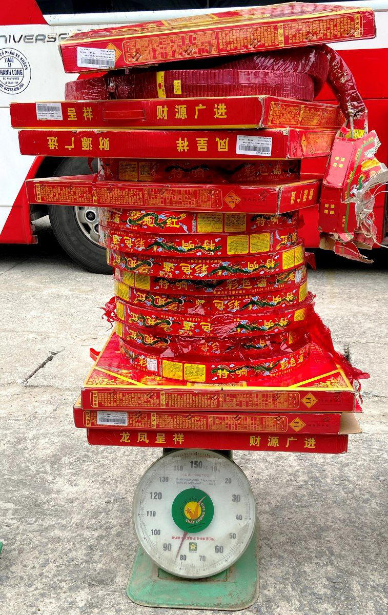 Chặn xe giường nằm, cảnh s&aacute;t ph&aacute;t hiện 83 kg ph&aacute;o nổ Trung Quốc - Ảnh 1.
