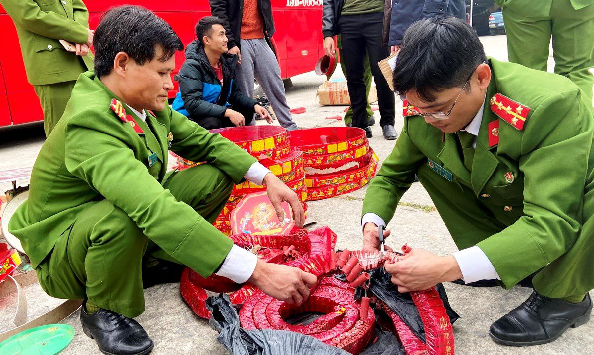 Chặn xe giường nằm, cảnh sát phát hiện 83 kg pháo nổ Trung Quốc