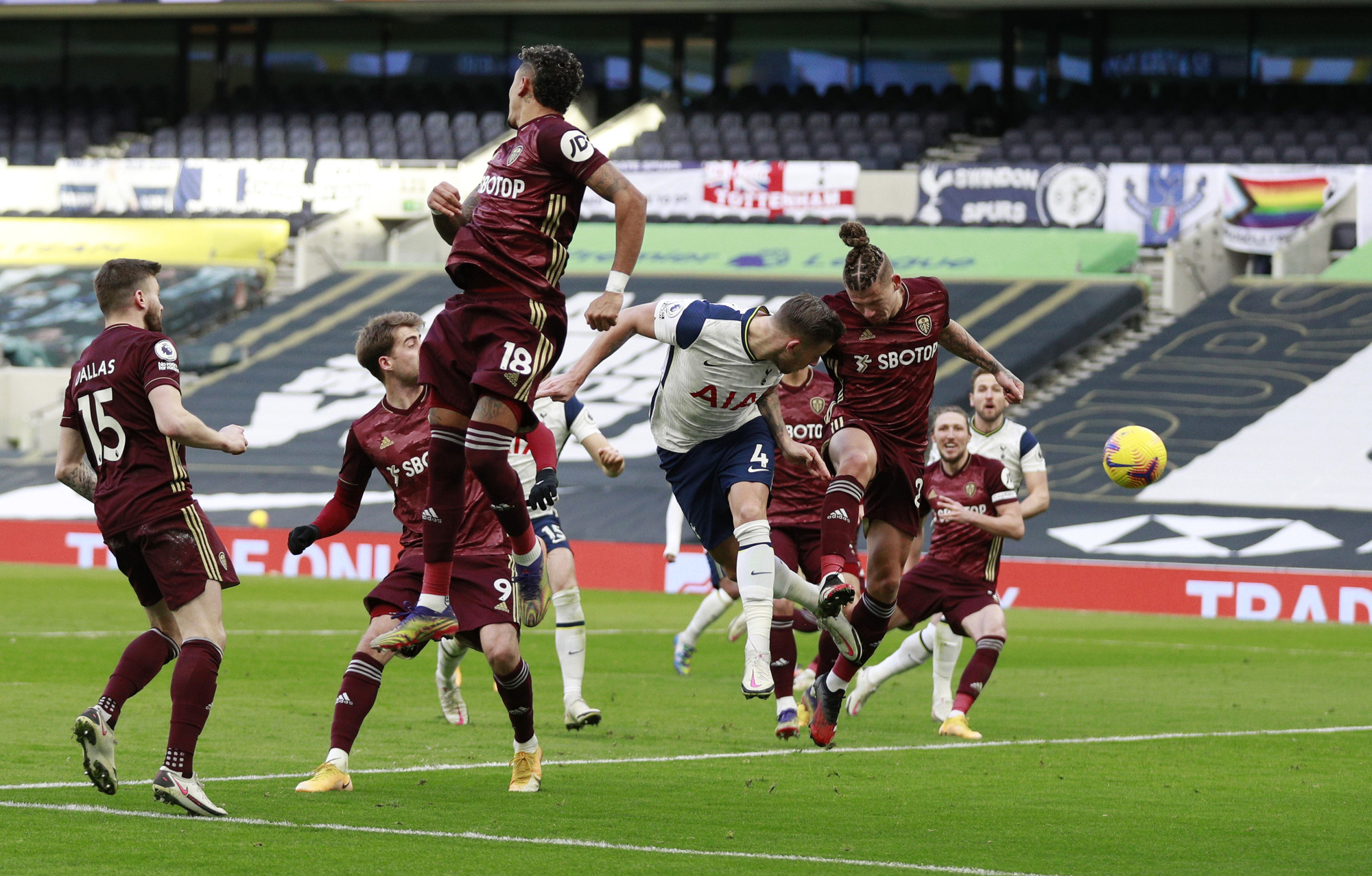 Son Heung-min chạm mốc 100 b&agrave;n thắng, Tottenham bay bổng Top 3 Ngoại hạng - Ảnh 6.
