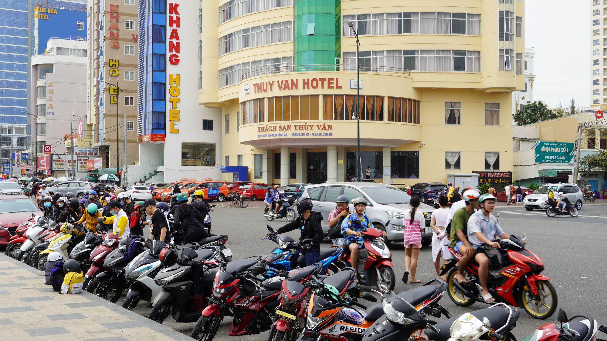 Biển Vũng Tàu đông đúc du khách ngày đầu năm mới 2021 - Ảnh 2.