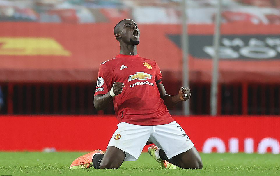 Quật ng&atilde; Aston Villa, Man United bắt kịp đội đầu bảng Liverpool - Ảnh 7.
