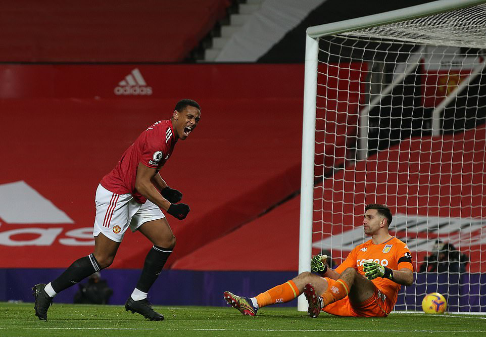 Quật ng&atilde; Aston Villa, Man United bắt kịp đội đầu bảng Liverpool - Ảnh 2.