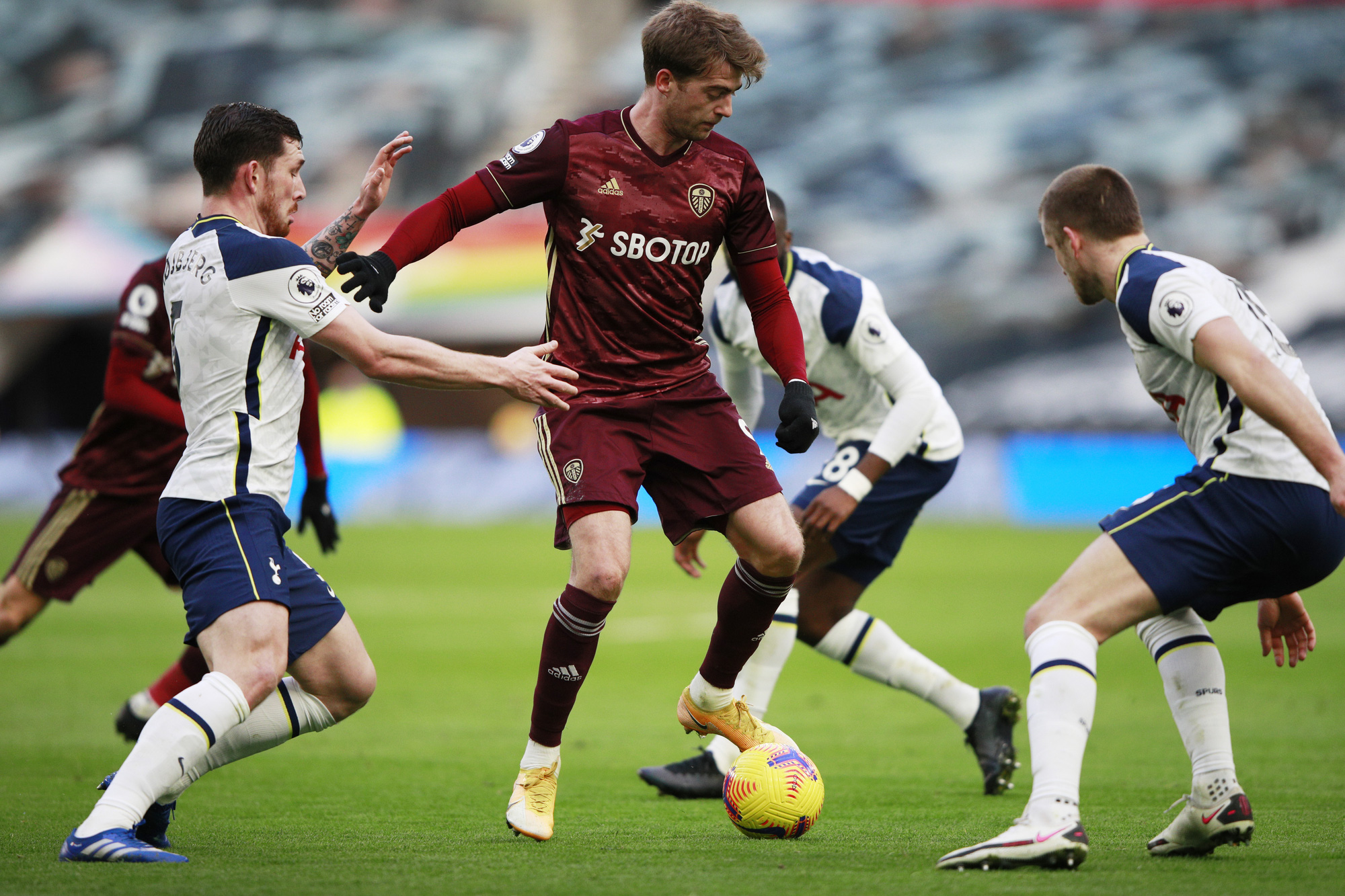 Son Heung-min chạm mốc 100 b&agrave;n thắng, Tottenham bay bổng Top 3 Ngoại hạng - Ảnh 1.