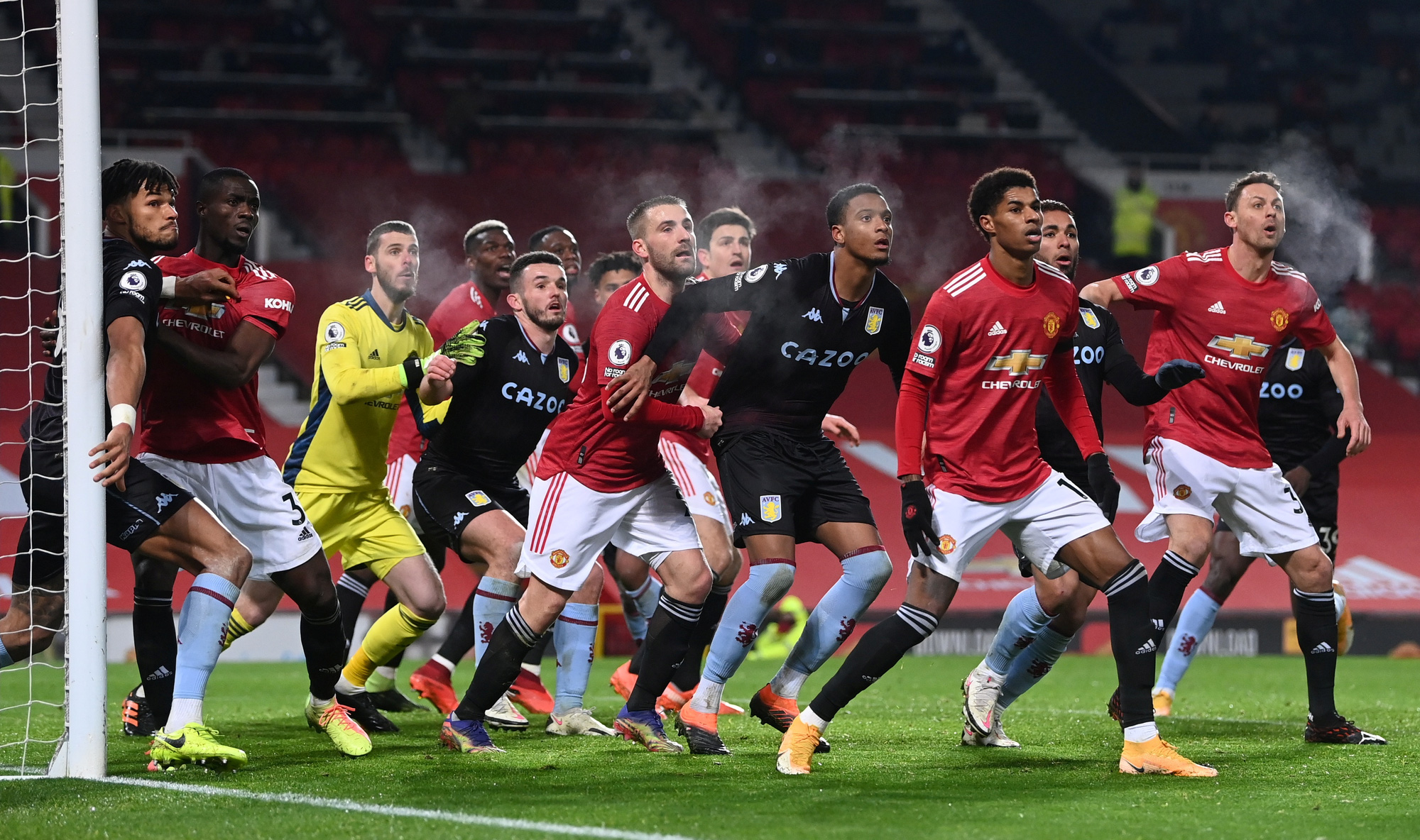 Quật ng&atilde; Aston Villa, Man United bắt kịp đội đầu bảng Liverpool - Ảnh 1.