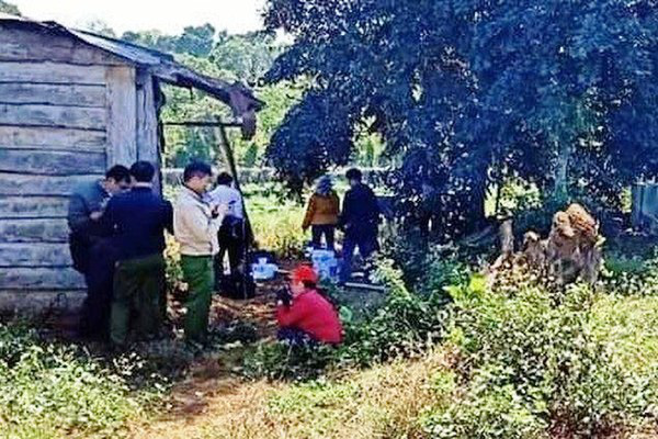 Người cha 38 tuổi ôm con 7 tháng tuổi tự thiêu bất thường