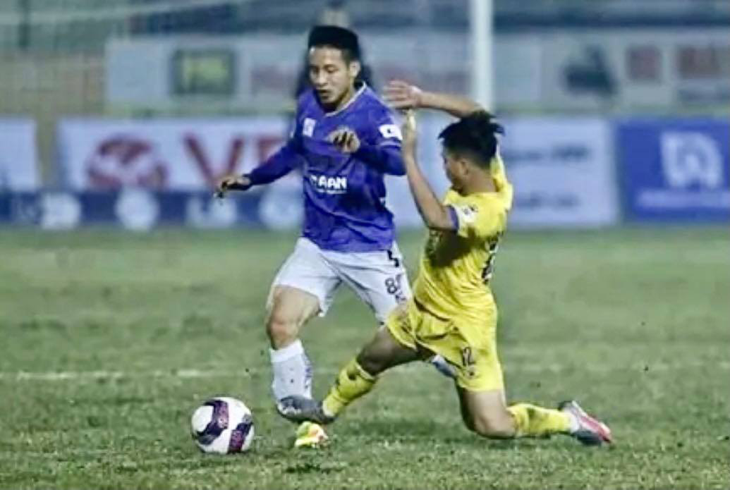 Hậu vệ Nam Định ra chân "triệt hạ" Đỗ Hùng Dũng bị treo giò 2 trận và phạt 7,5 triệu đồng