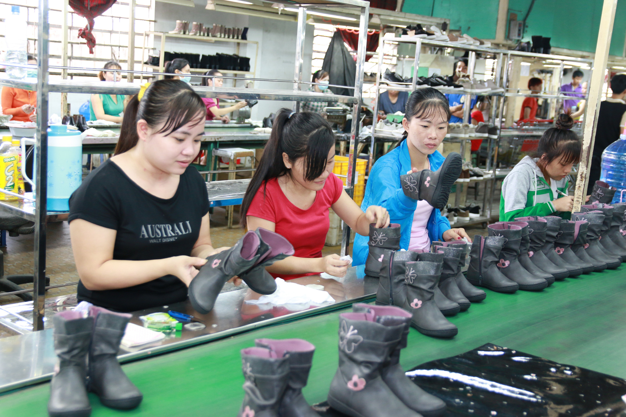 Lao động nữ nuôi con dưới 12 tháng tuổi: 8 quyền lợi cần biết