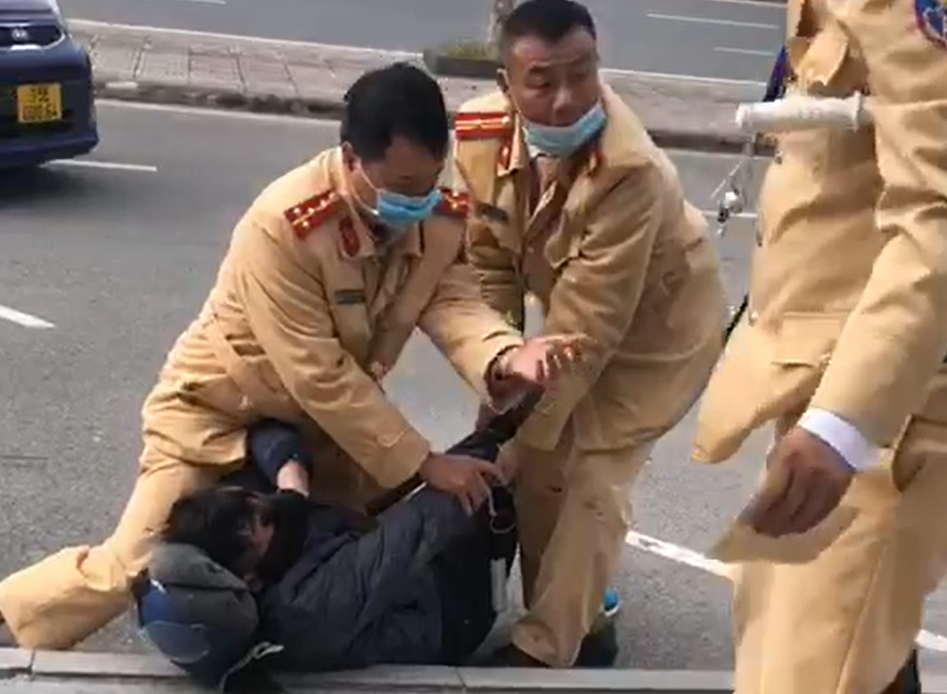 CLIP: Vượt đèn đỏ, nam thanh niên say rượu múa côn nhị khúc tấn công CSGT - Ảnh 2.