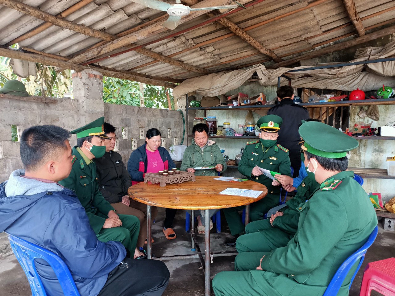 Bắt giữ 4 phụ nữ nhập cảnh tr&aacute;i ph&eacute;p qua s&ocirc;ng bi&ecirc;n giới - Ảnh 1.