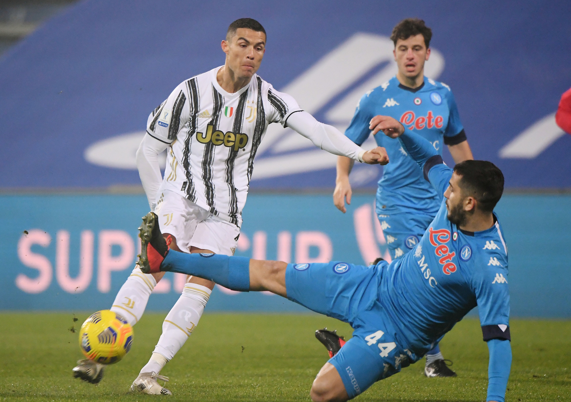 Ronaldo lập c&ocirc;ng gi&uacute;p Juventus v&ocirc; địch Si&ecirc;u c&uacute;p &Yacute; - Ảnh 1.