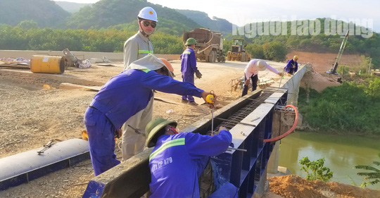 ĐIỀU TRA: Ngang nhiên lập chốt thu tiền xe qua cầu đang xây dựng - Ảnh 4.