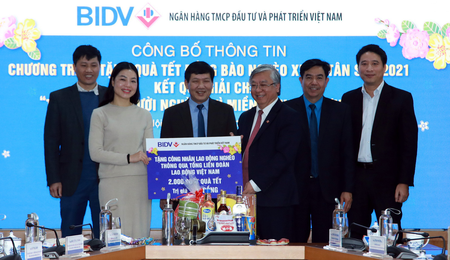 60.000 suất qu&agrave; Tết sẽ được trao tận tay người ngh&egrave;o - Ảnh 1.