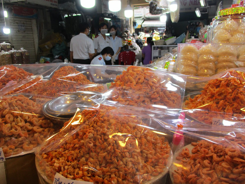 Nhiều mẫu tôm khô, khô bò, giò chả… ở TP HCM không có hàn the, phẩm màu