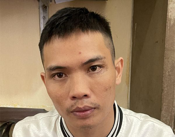 Bị bắt vì không đội mũ bảo hiểm, thanh niên livestream vu khống, xúc phạm công an