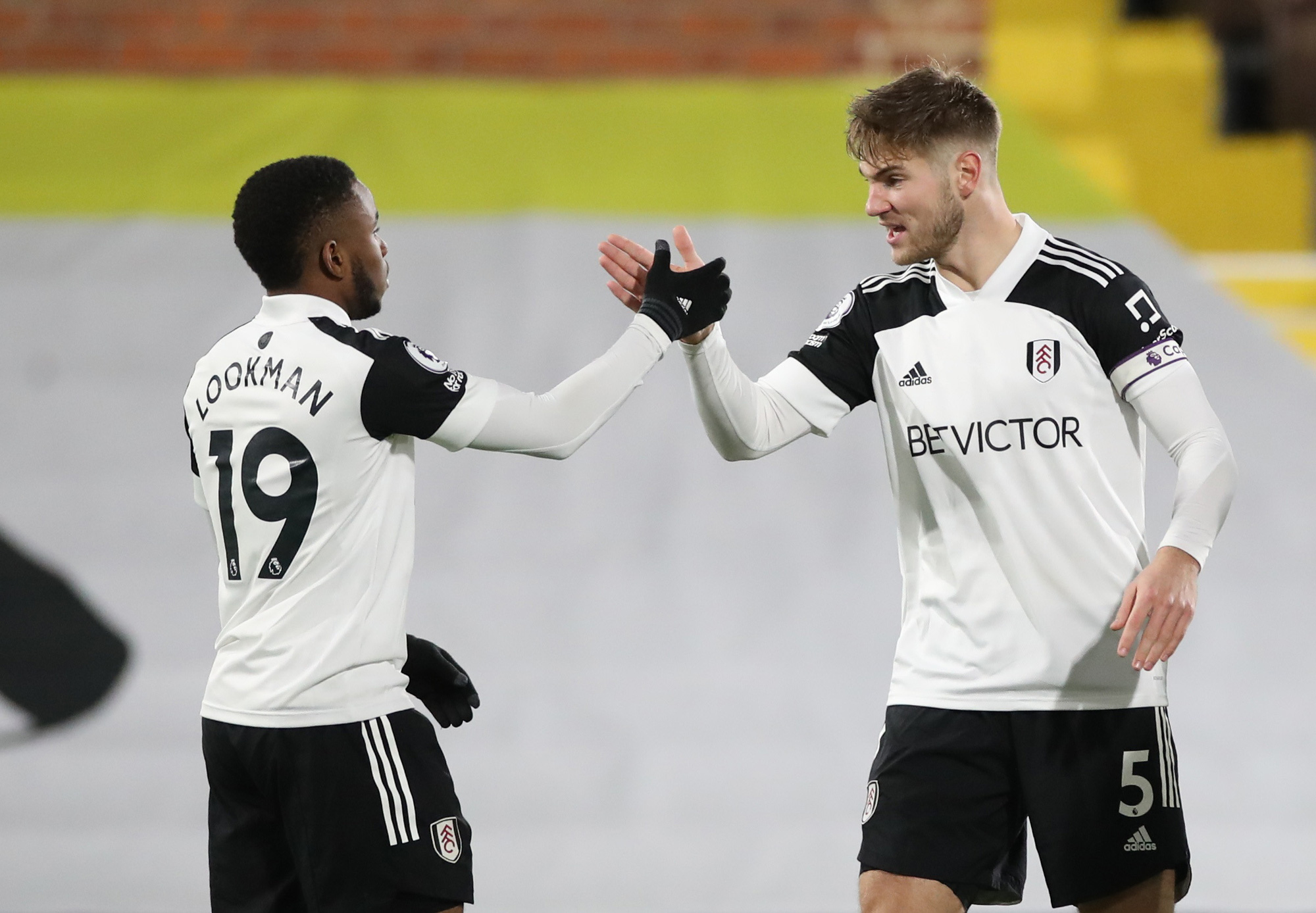 Man United đại náo Craven Cottage, đoạt ngôi đầu từ tay Man City - Ảnh 1.