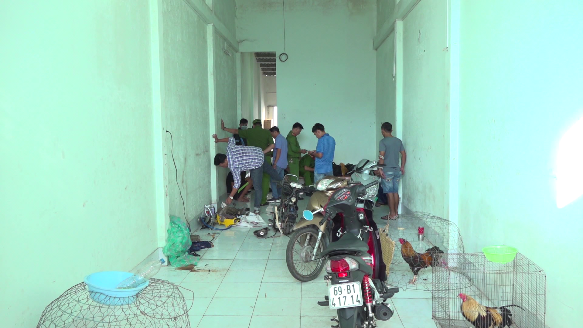 CLIP: Công an Cà Mau tung lực lượng phá chuyên án lớn, bắt nhiều đối tượng nguy hiểm - Ảnh 10.