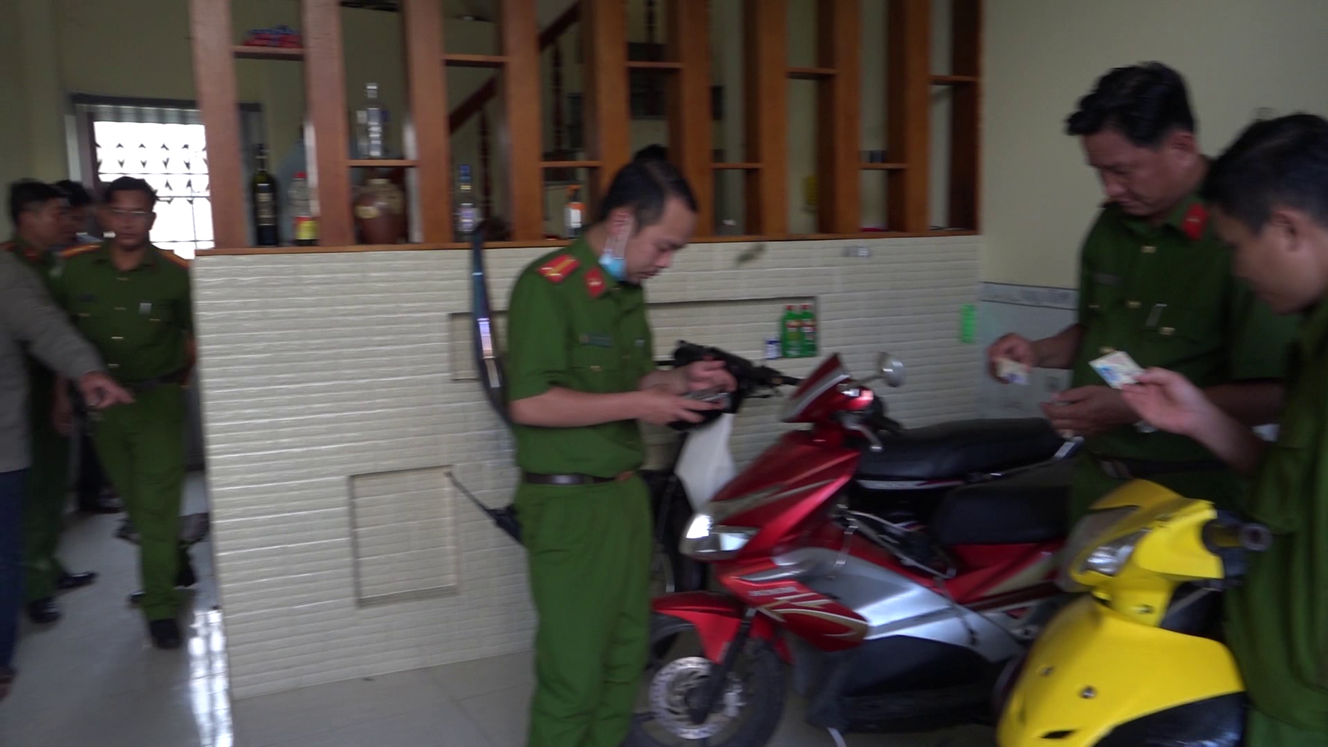 CLIP: Công an Cà Mau tung lực lượng phá chuyên án lớn, bắt nhiều đối tượng nguy hiểm