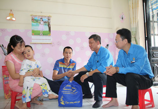 Hết lòng với công nhân (*): Mang Xuân đến đoàn viên