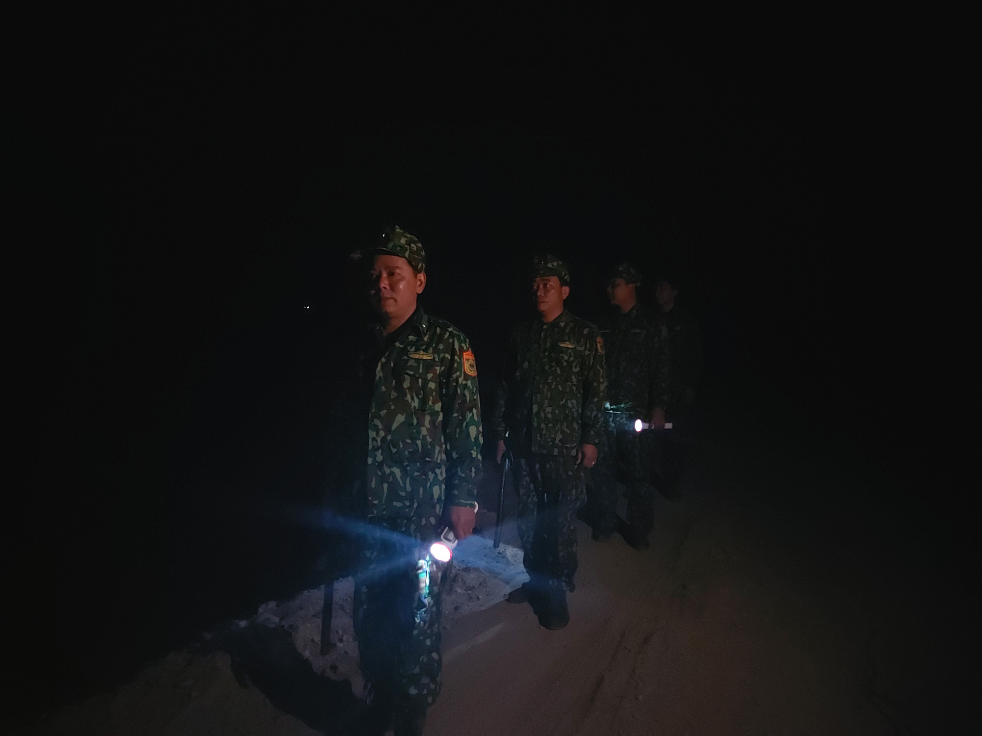 Bảo vệ v&ugrave;ng bi&ecirc;n, v&igrave; b&igrave;nh y&ecirc;n Tổ quốc (*): Oai h&ugrave;ng nơi bi&ecirc;n ải - Ảnh 2.
