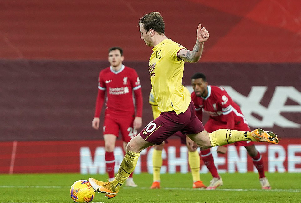 Liverpool thua sốc trên chấm phạt đền, "tí hon" Burnley lập kỳ tích