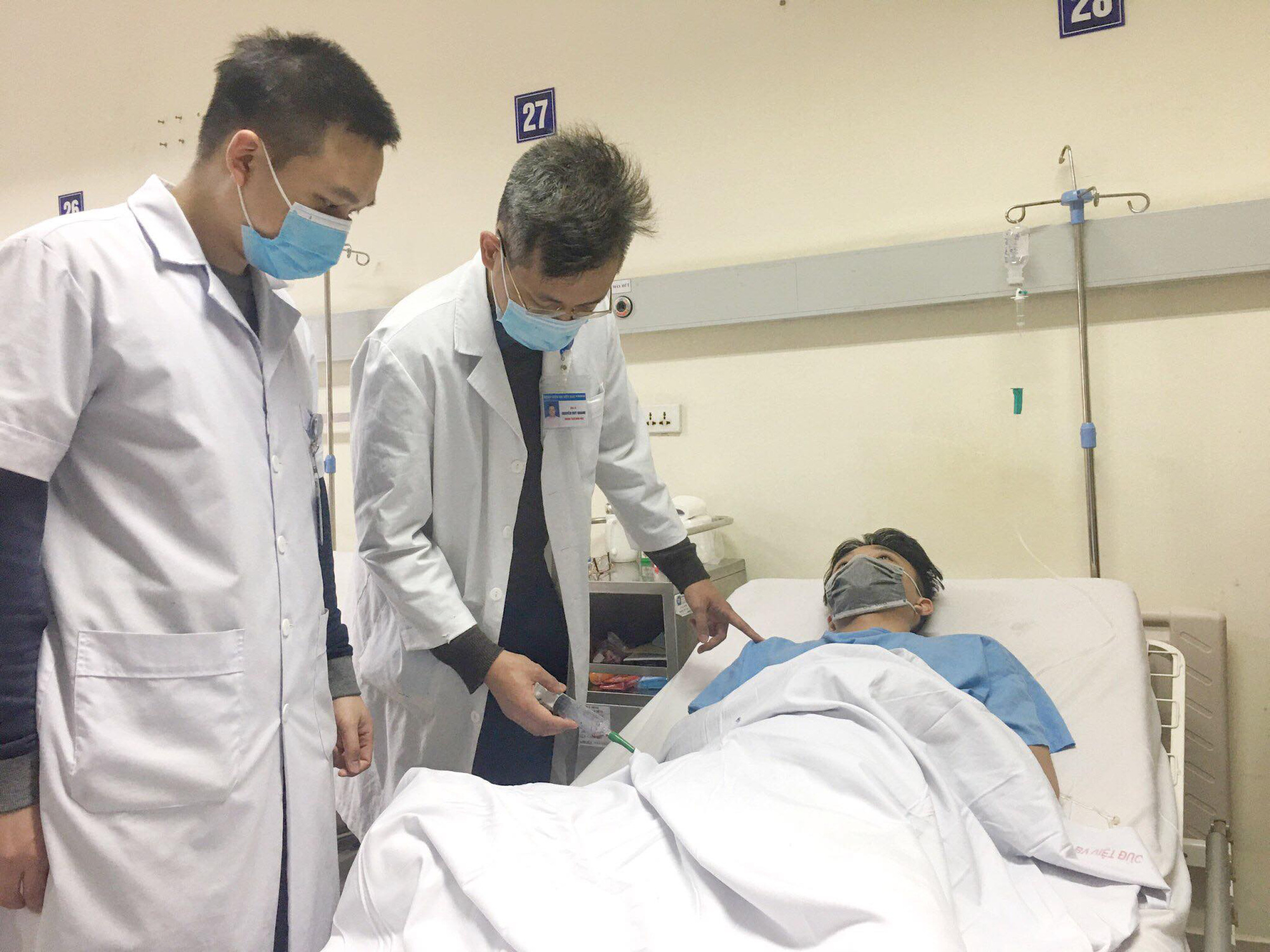 Thiếu niên 16 tuổi vỡ tinh hoàn do va chạm lúc chơi bóng chuyền