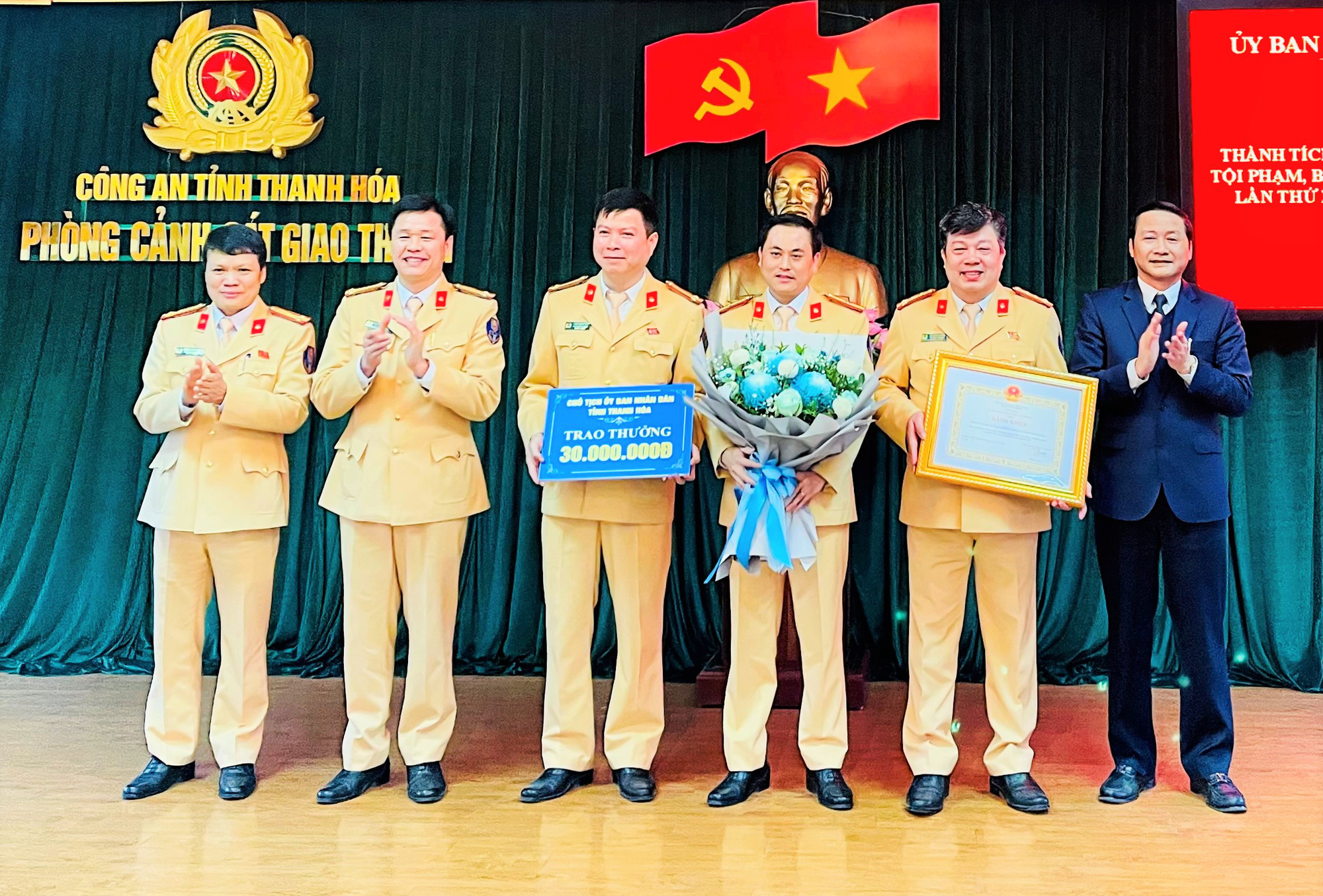 Phòng CSGT Thanh Hóa được thưởng "nóng" 50 triệu đồng