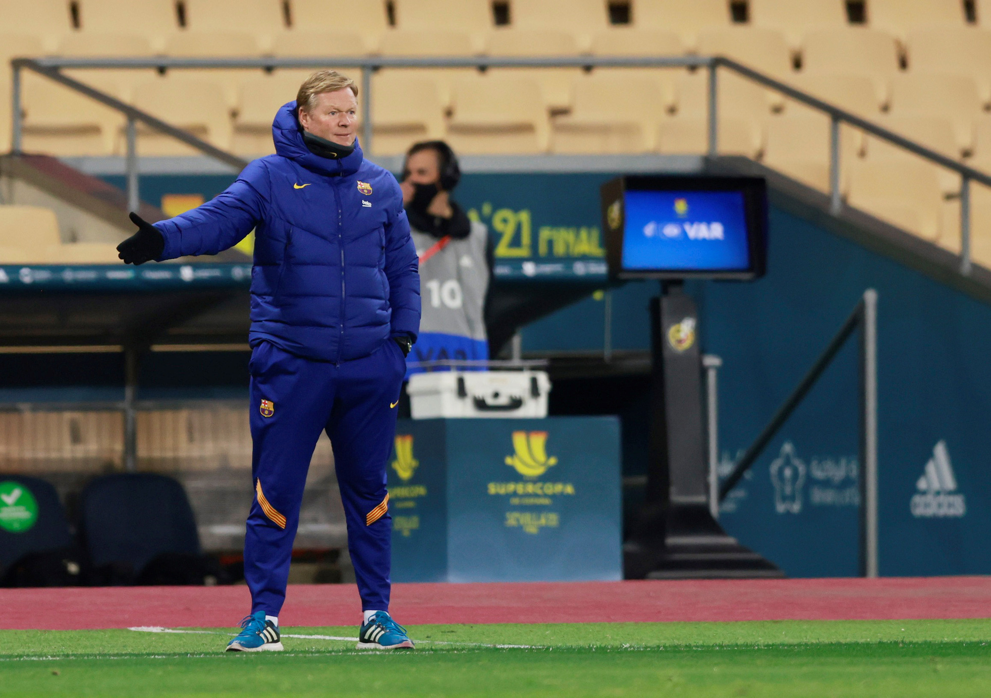 Barcelona sa thải HLV Ronald Koeman, chờ bổ nhiệm Xavi