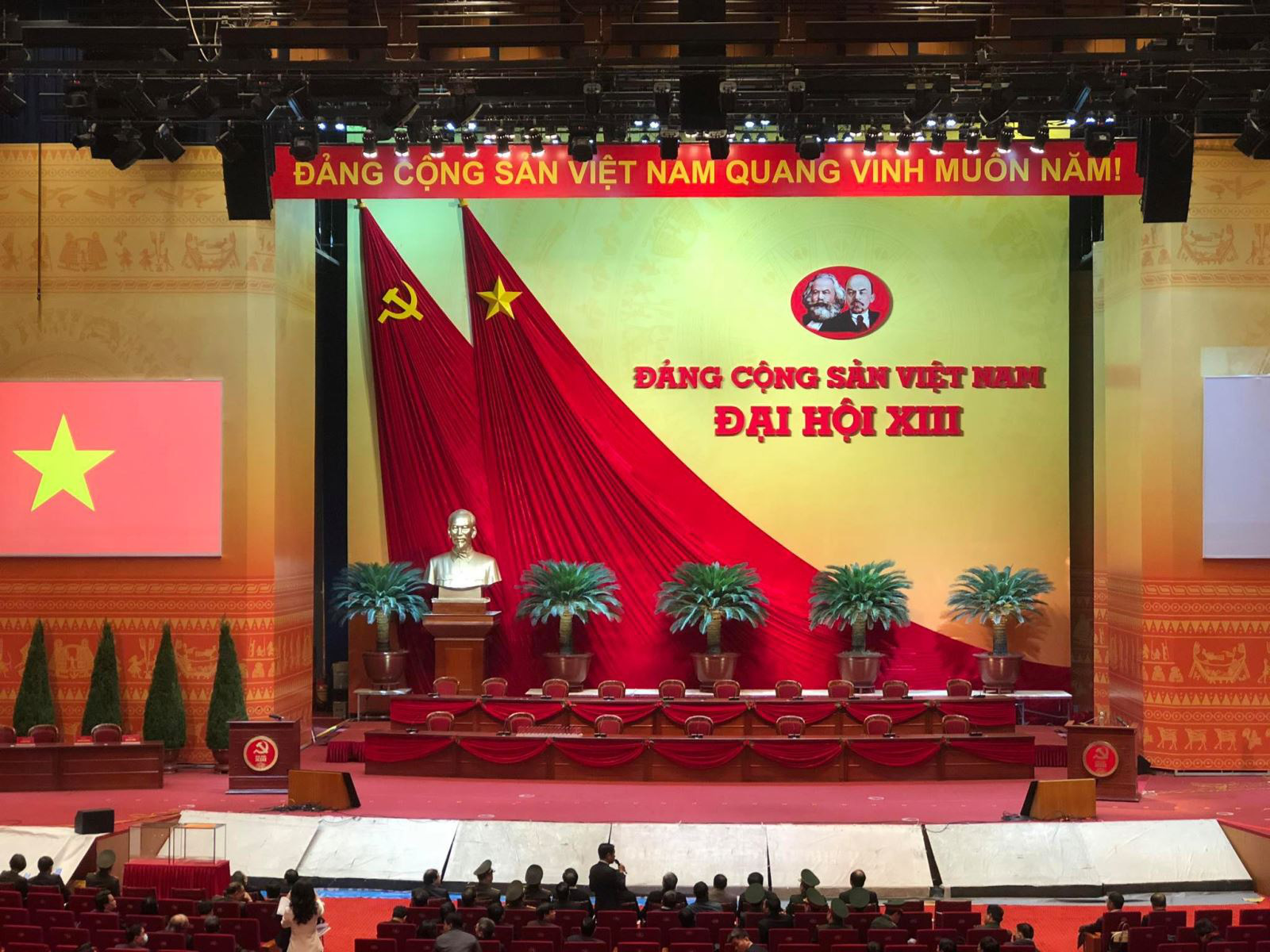 Ông Trần Quốc Vượng kiểm tra, tổng duyệt công tác chuẩn bị cho Đại hội XIII của Đảng - Ảnh 10.