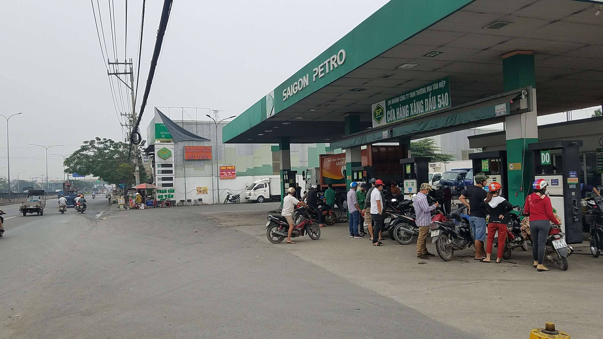 Nổ súng ở cây xăng tại Bình Tân - TP HCM, 1 người trúng đạn