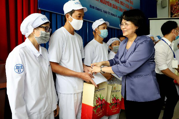 Bình Dương: Phó Chủ tịch nước Đặng Thị Ngọc Thịnh thăm, tặng quà công nhân