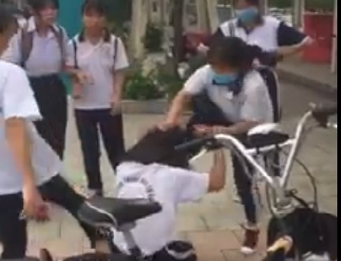 Bị bạo lực học đường và ghép đôi với bạn học, nữ sinh 13 tuổi uống thuốc trừ sâu tự tử