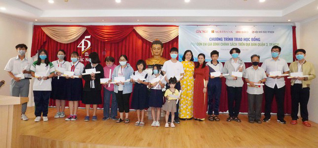 Trao 50 suất học bổng con em gia đ&igrave;nh ch&iacute;nh s&aacute;ch quận 3, TP HCM - Ảnh 2.