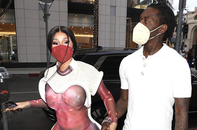 Nữ rapper Cardi B gây sốc với trang phục "độc lạ" trên phố