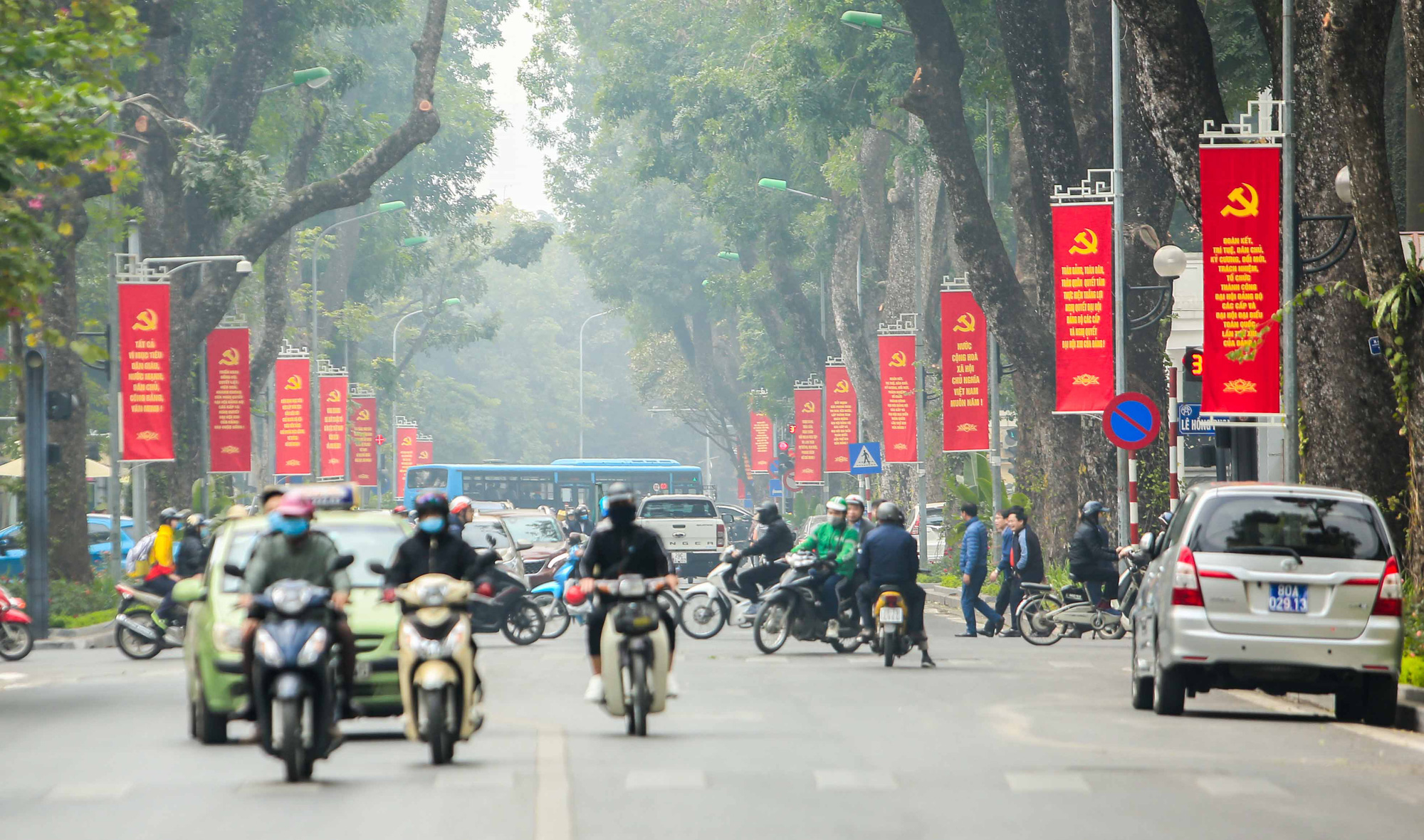 CLIP: Hà Nội rực rỡ chào mừng Đại hội Đảng XIII - Ảnh 3.