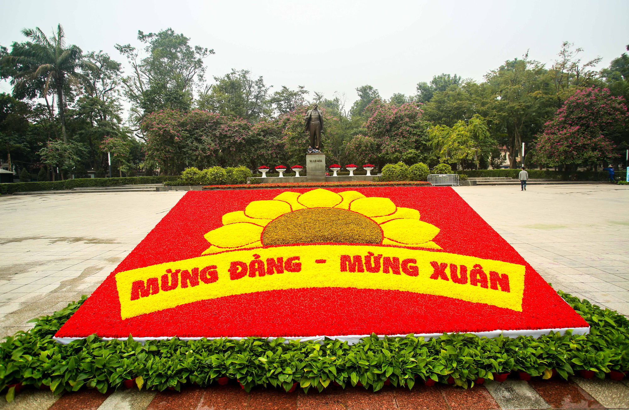 CLIP: Hà Nội rực rỡ chào mừng Đại hội Đảng XIII - Ảnh 11.