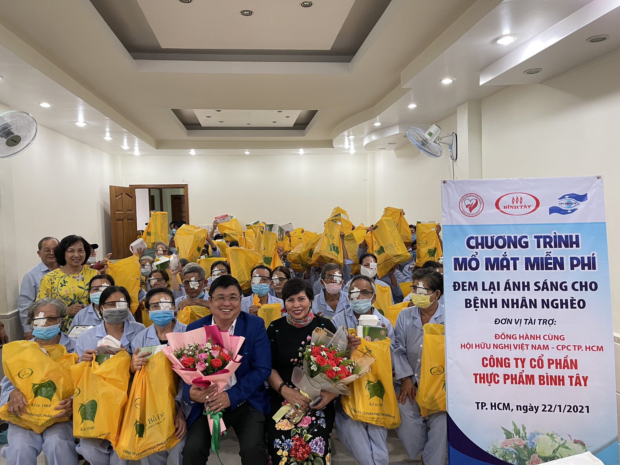 Giúp 100 bệnh nhân nghèo sáng mắt