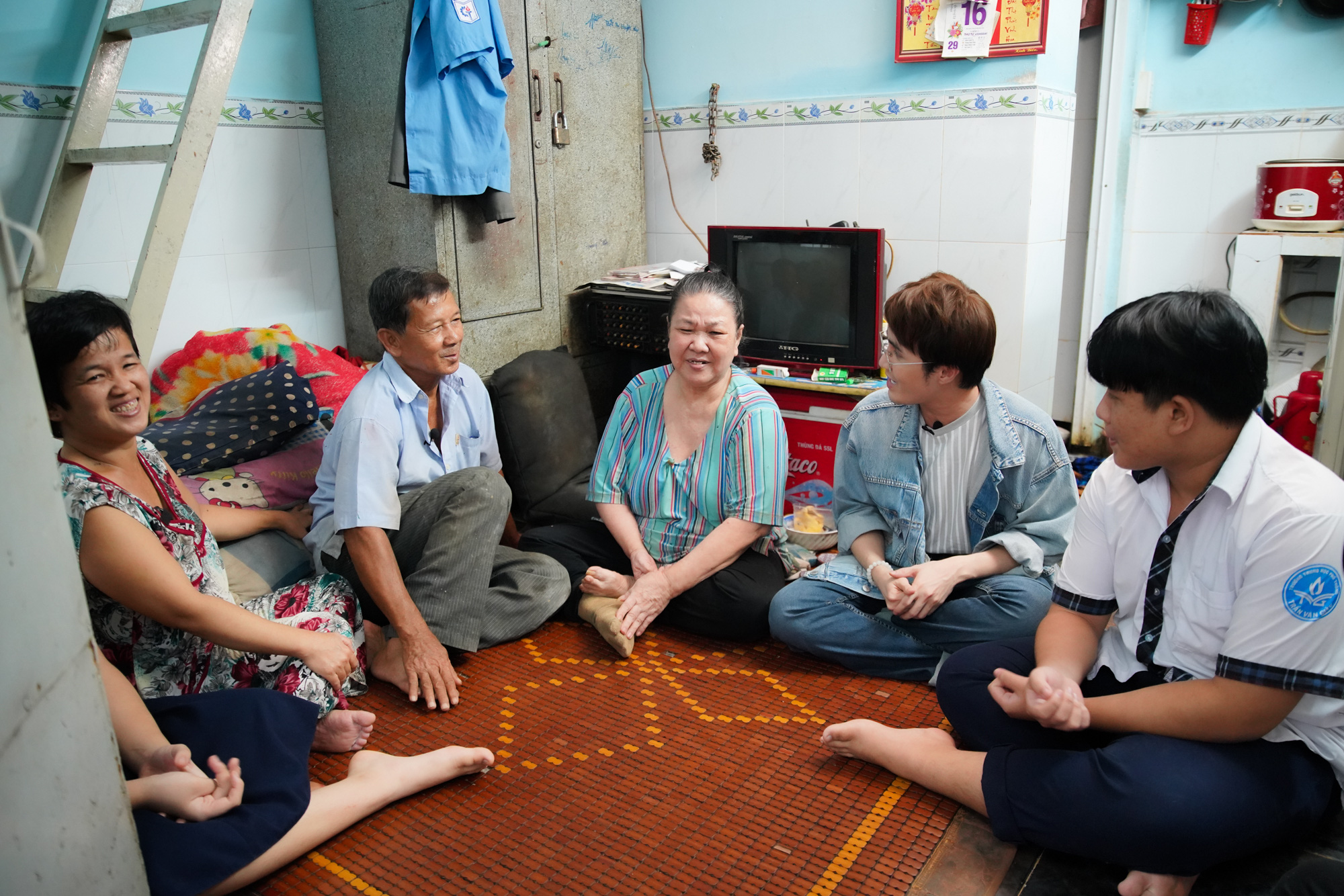 Huỳnh Lập đi làm ở Miếu Nổi, giúp người cha già nuôi vợ con tật nguyền