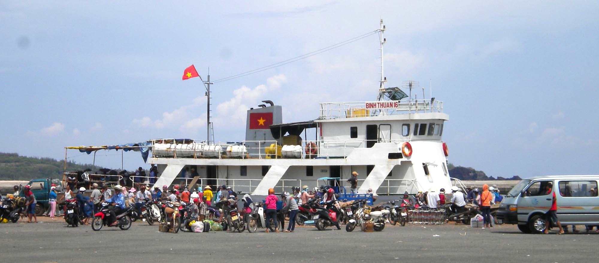 Ph&uacute; Qu&yacute; xa m&agrave; gần - Ảnh 2.