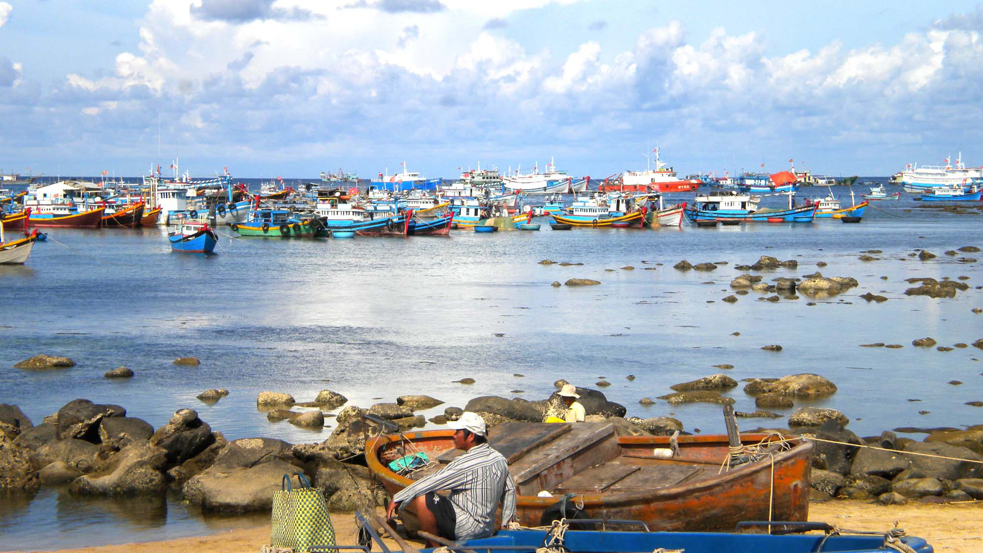 Ph&uacute; Qu&yacute; xa m&agrave; gần - Ảnh 1.