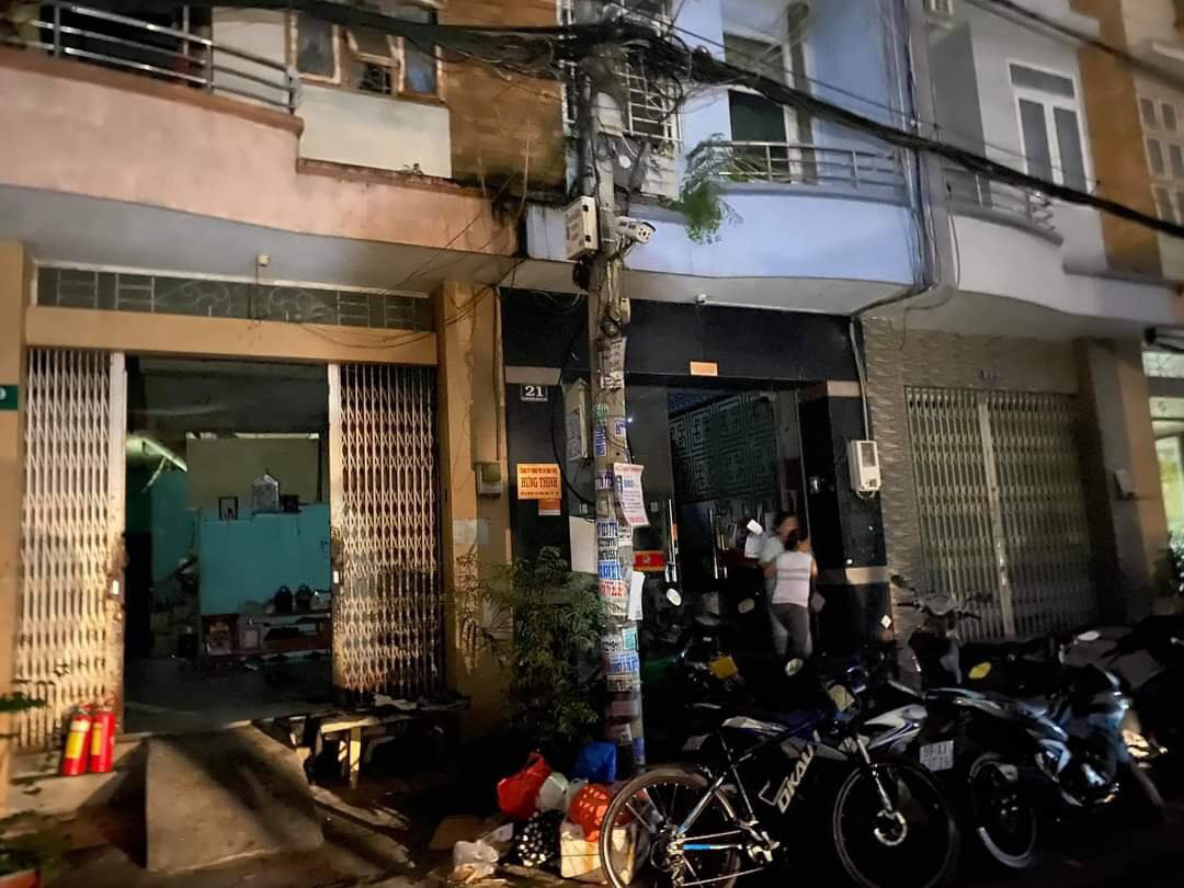 Đang điều tra vụ cháy căn nhà ba tầng ở quận 8 khiến hai người bị thương
