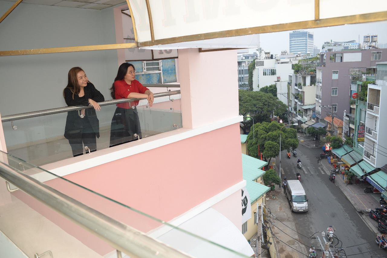 Niềm vui của hai nữ nh&acirc;n vi&ecirc;n trẻ khi nhận nh&agrave; đ&oacute;n Tết - Ảnh 6.