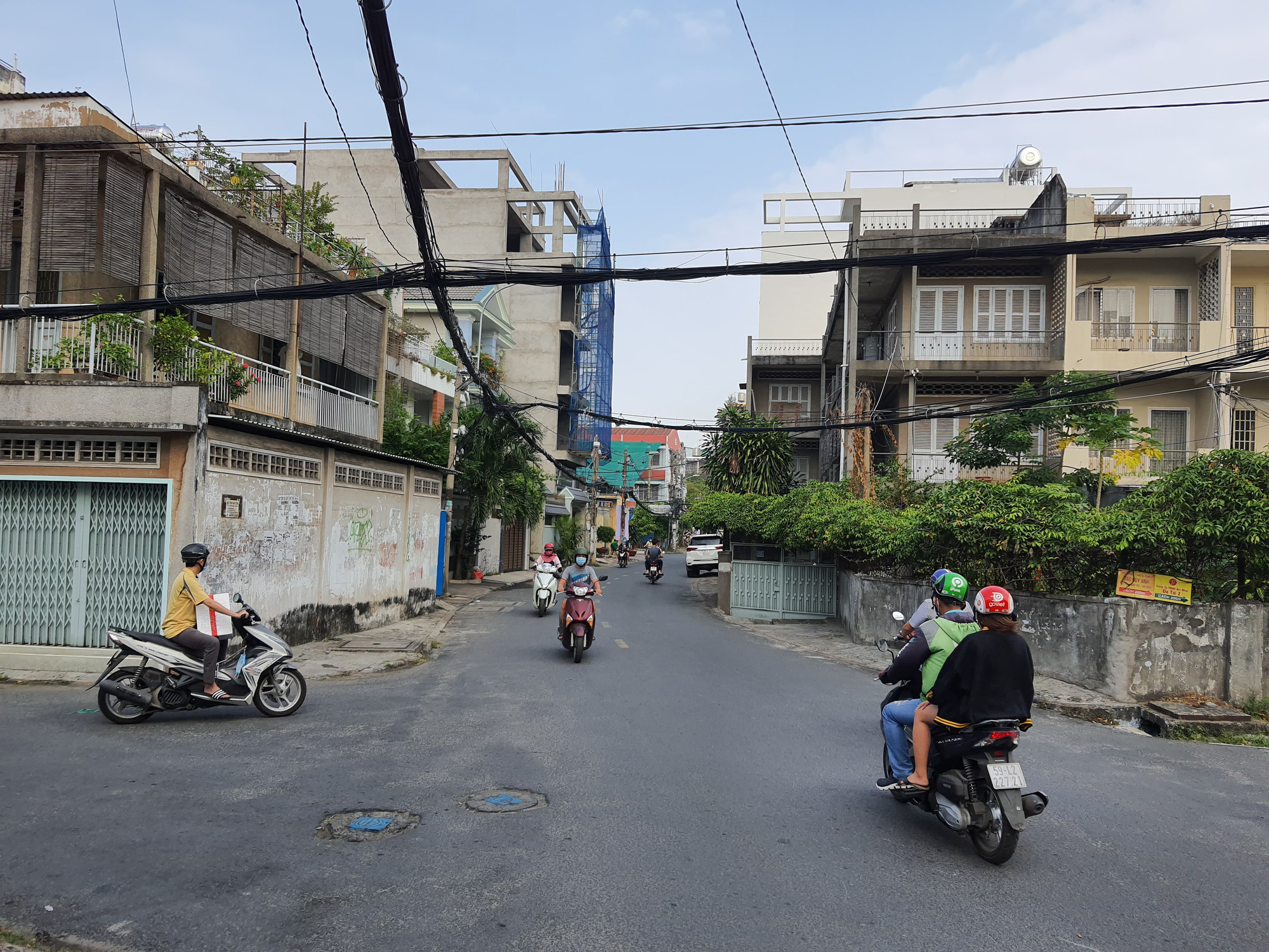 CLIP: Giữa ban ng&agrave;y, nh&oacute;m đ&agrave;n &ocirc;ng b&agrave;y tr&ograve; với một phụ nữ ở quận 11 - Ảnh 2.